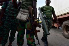 Ivory Coast Ivory Coast soldiers loot arms from elite base