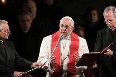 Francis Stranded Cameroonians, prisoners among migrants returning with Pope