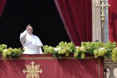 Francis urges ‘all people of all nations’ to silence sound of arms this Christmas