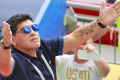 Maradona offers to coach Argentina for free
