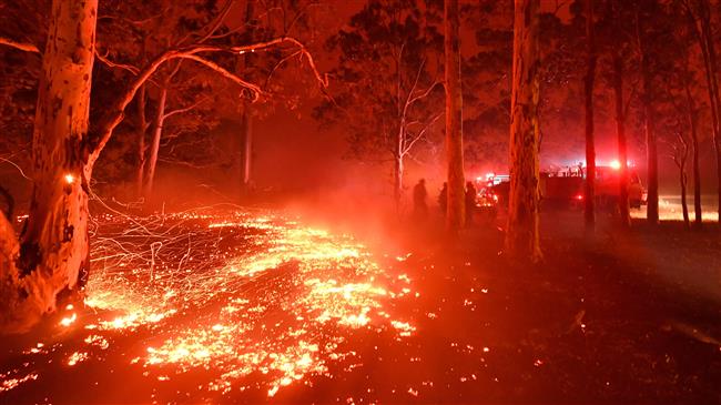 4,000 trapped on Australian beach as wildfires approach