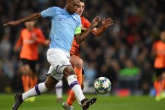 Football: Fernandinho signs year-long Man City extension