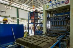 Philippine Filipinos turn volcano’s ash, plastic trash into bricks