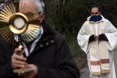 Priest and Coronavirus Coronavirus in Italy: the heavy price paid by Roman Catholic clergy