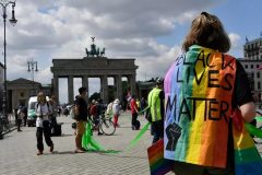 Bundes: Berliners form socially-distanced human chain against racism