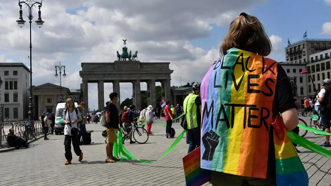 Bundes: Berliners form socially-distanced human chain against racism
