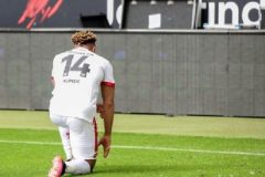 Kunde Mainz’s Cameroonian midfielder Kunde Malong takes knee to pay tribute to George Floyd