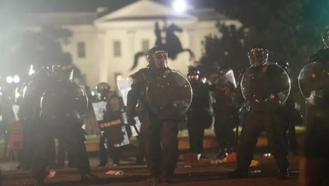 US: George Floyd protestors and police clash in front of White House