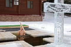 Russia: Putin takes icy plunge to mark Orthodox Epiphany