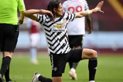 Cavani Premier League: Man Utd keep Man City waiting for title with Villa victory