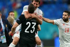 Spain defeats Swiss Football: Simon saves lift Spain past Swiss on penalties to reach semi-finals