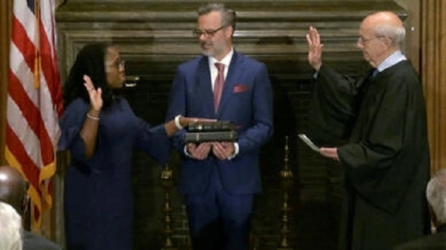 US: Ketanji Brown Jackson sworn in, becoming first Black woman on Supreme Court