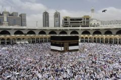 Pilgrims arrive in Mecca for largest hajj