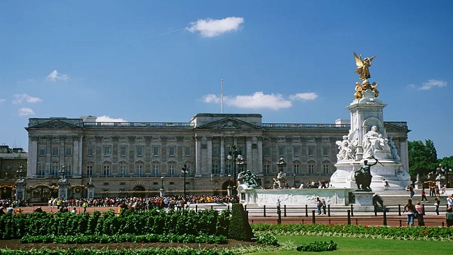 Buckingham Palace Buckingham Palace becomes shrine for a grieving nation