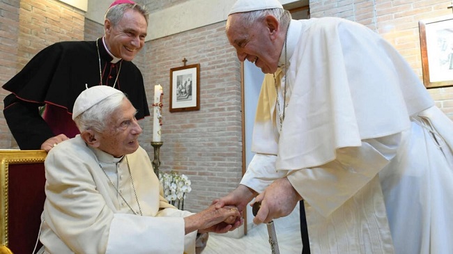 Benedict XVI’s health worsening, Pope Francis asks for prayers