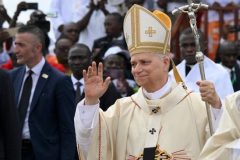 Douala: Pope urges Christians to reject violence at Mass that draws 120,000 people