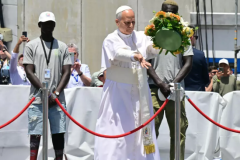 The Holy Father cast flowers in sea in tribute to drowned migrants