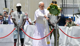 The Holy Father cast flowers in sea in tribute to drowned migrants