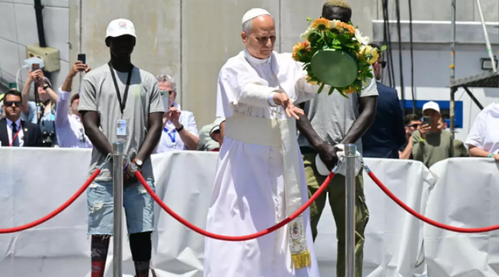 The Holy Father cast flowers in sea in tribute to drowned migrants