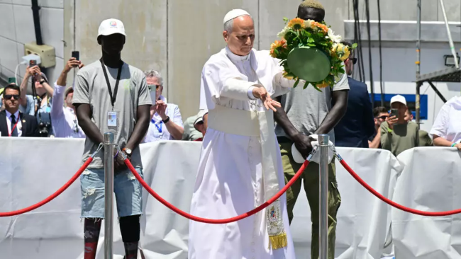 The Holy Father cast flowers in sea in tribute to drowned migrants