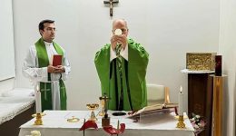 The Holy Father celebrates mass in hospital