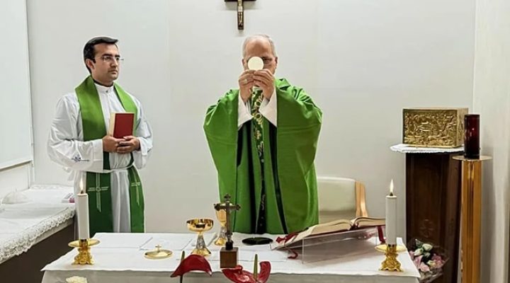The Holy Father celebrates mass in hospital