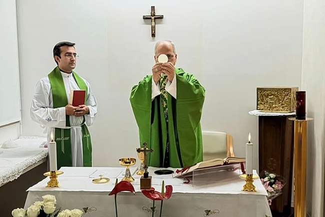 The Holy Father celebrates mass in hospital